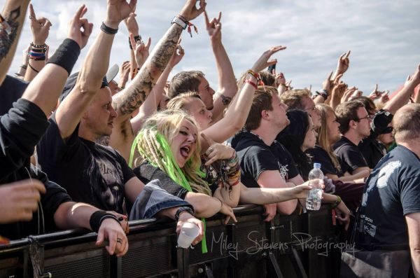 Sun's out, horns up!