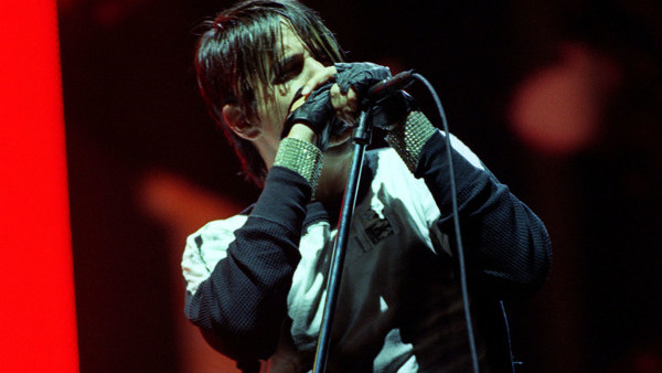 Rock Group Red Hot Chili Pepper's lead singer Antony Keidis performing on stage at the V2001 concert in Hylands Park, Chelmsford, Essex.