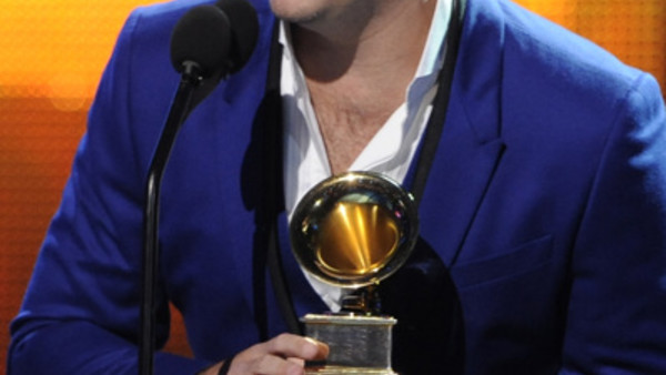 Pitbull accepts the award for best urban performance for 