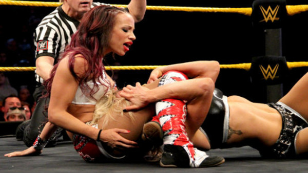 Charlotte vs Sasha Banks