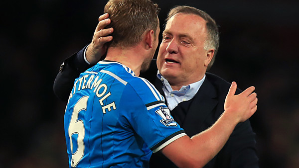 Sunderland manager Dick Advocaat (right) and Sunderland's Lee Cattermole embrace after the Barclays Premier League match at the Emirates Stadium, London.