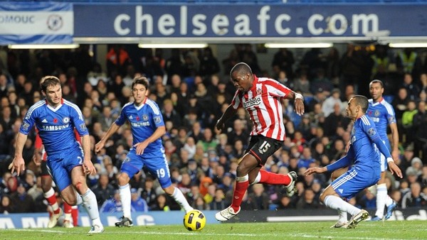 Sunderland's Nedum Onuoha (3rd right) takes on the Chelsea defence before scoring the opening goal of the game