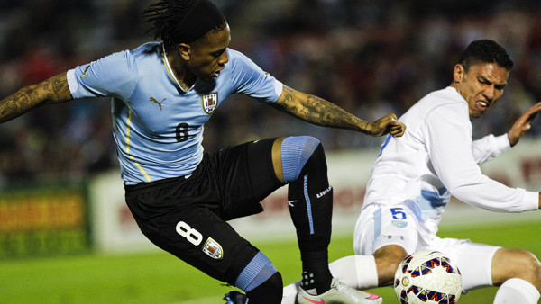 Uruguay's Abel Hernandez, left, fights for the ball with Guatemala's Carlos Gallardo, during a friendly soccer match ahead of the Copa America 2015 soccer tournament, in Montevideo, Uruguay, Saturday, June 6, 2015. (AP Photo/Matilde Campodonico)