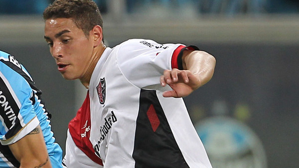 Ezequiel Ponce of Argentina's Newell's Old Boys, right, fights for the ball with Para of Brazil's Gremio during their Copa Libertadores soccer match in Porto Alegre, Brazil, Thursday, March 13, 2014. (AP Photo/Nabor Goulart)
