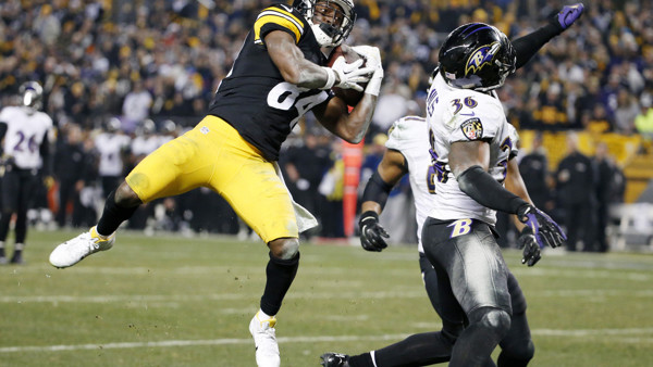 Pittsburgh Steelers wide receiver Antonio Brown (84) catches a pass from Pittsburgh Steelers quarterback Ben Roethlisberger (7) in front of Baltimore Ravens strong safety Jeromy Miles (36) during the second half of an NFL wildcard playoff football game ag