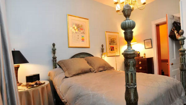 Four Poster Bed airbnb