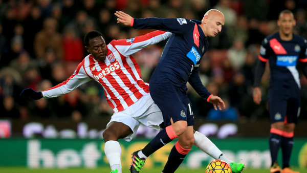 Stoke City's Giannelli Imbula (left) and Newcastle United's Jonjo Shelvey battle for the ball during the Barclays Premier League match at the Britannia Stadium, Stoke-on-Trent.