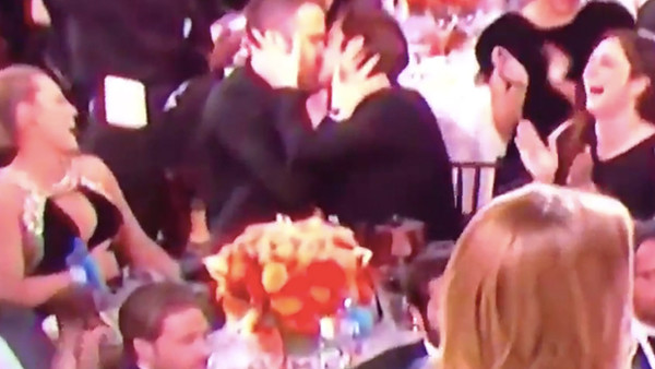 Golden Globes 2017 Ryan Reynolds Andrew Garfield Kiss