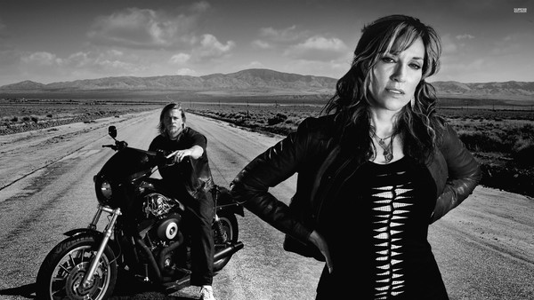 Katey Sagal Charlie Hunnam Sons Of Anarchy