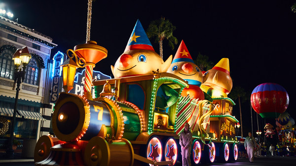 Universal Holiday Parade Featuring Macy 