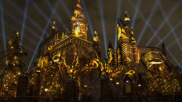 The Nighttime Lights At Hogwarts Castle Universal Orlando 