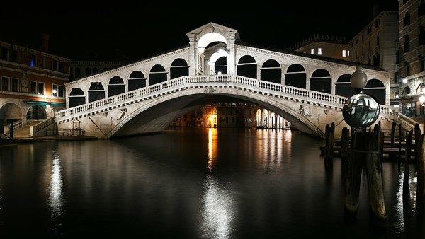 1920px Rialto Bridge At Night2