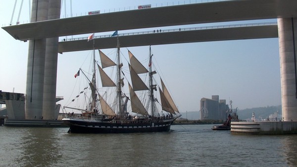 Belem Sous Le Pont Flaubert