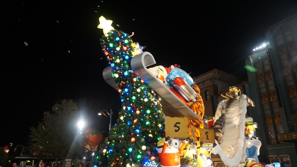 Universal Orlando Holiday Parade Featuring Macy