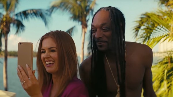 The Beach Bum Isla Fisher Snoop Dogg