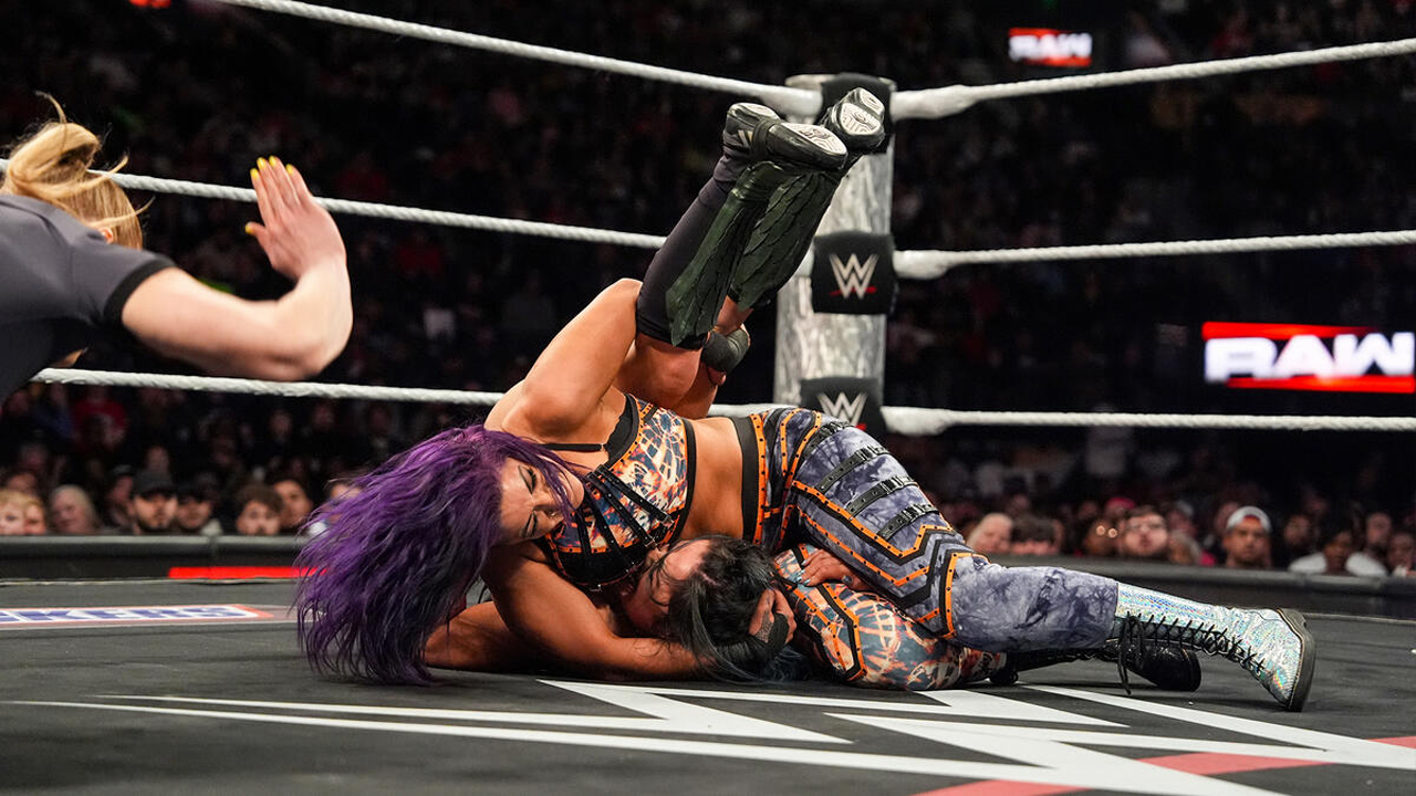 WWE Raw Bayley Lyra Valkyria