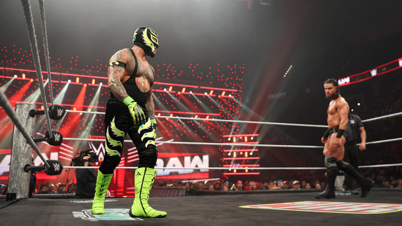 WWE Raw Rey Mysterio Dominik Mysterio