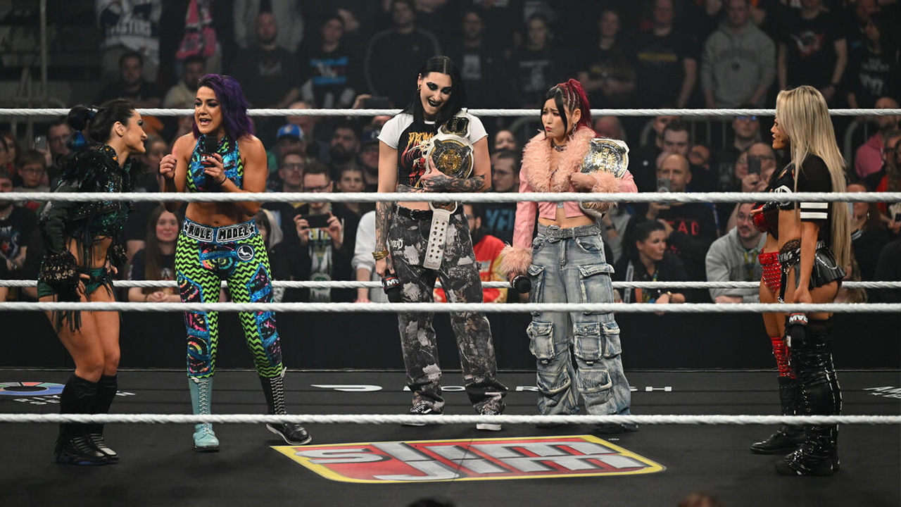 WWE Raw Lyra Valkyria Bayley Rhea Ripley Iyo Sky Roxanne Perez Liv Morgan