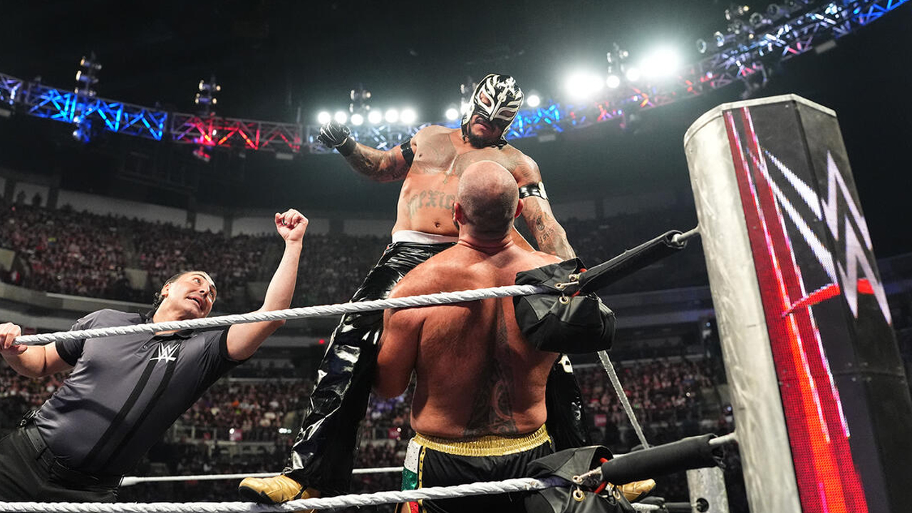 WWE Raw Rey Mysterio Rusev