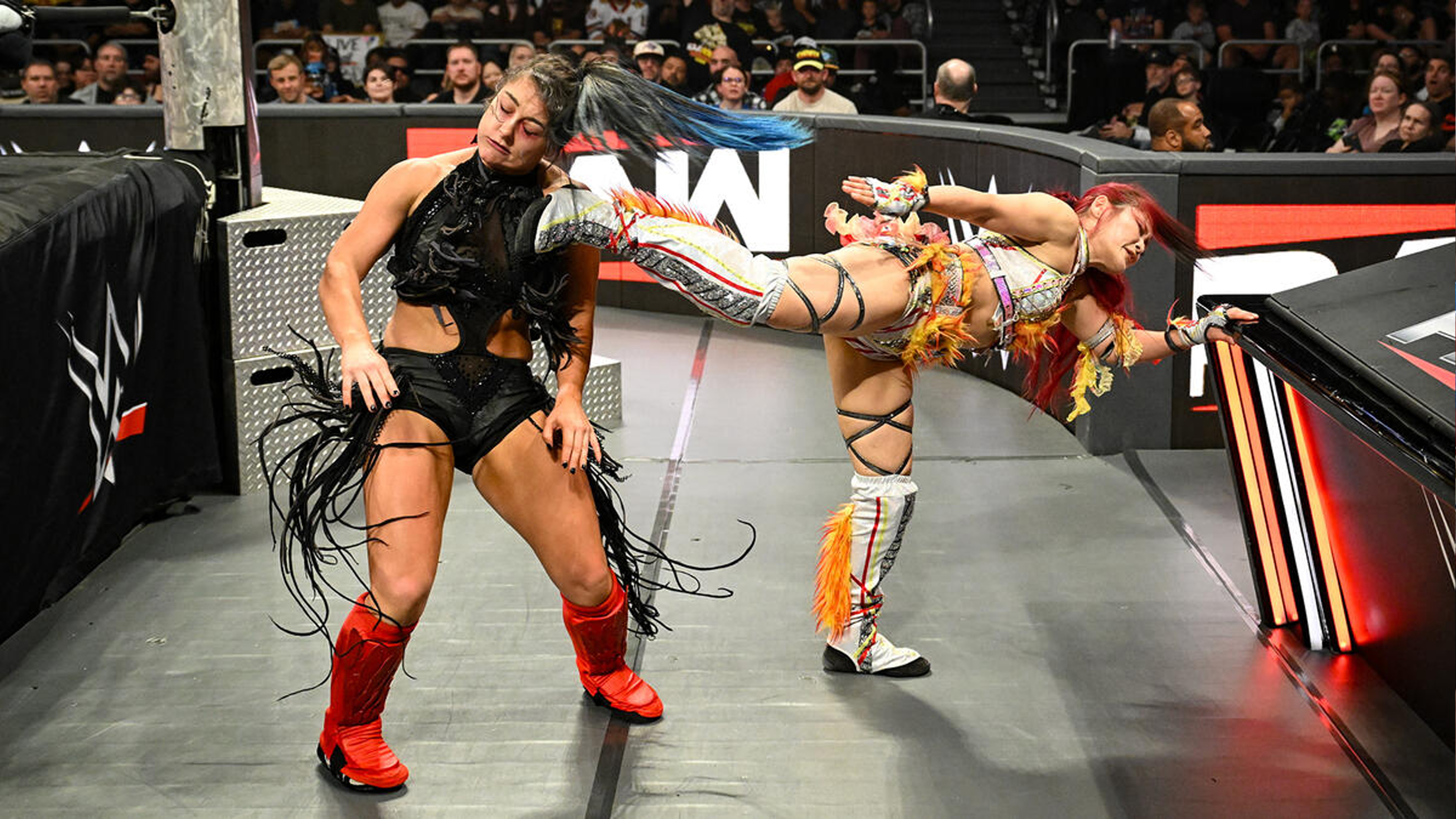 WWE Raw Lyra Valkyria Iyo Sky